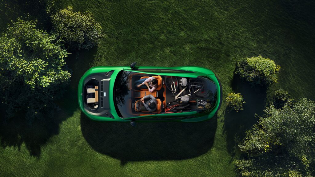 With a standard trunk capacity of 678L (expandable to 1758L with rear seats folded) and an extra 141L front trunk