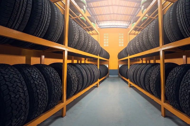 There are many tires in the warehouse