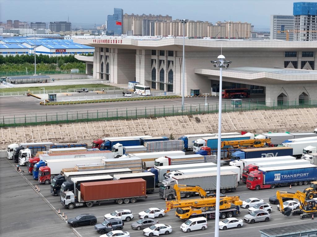 Chinese used cars are being prepared for export.