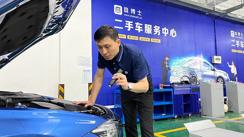 A Dr. Cha inspector is checking the vehicle.