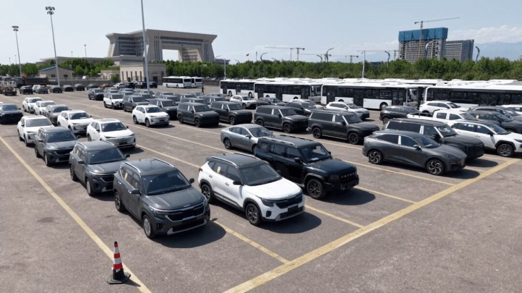 Chinese used cars are being prepared for export.