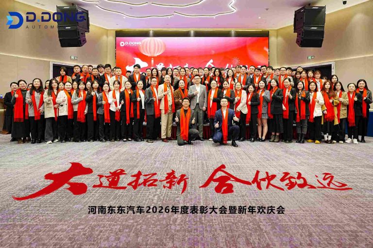 Group photo of all employees of Dongdong Automobile